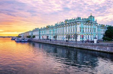 Метеор в Петергофа с причала от Эрмитажа